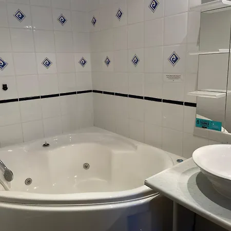 Otel Logis La Lentillere - Restaurant Cote Parc Lalacelle