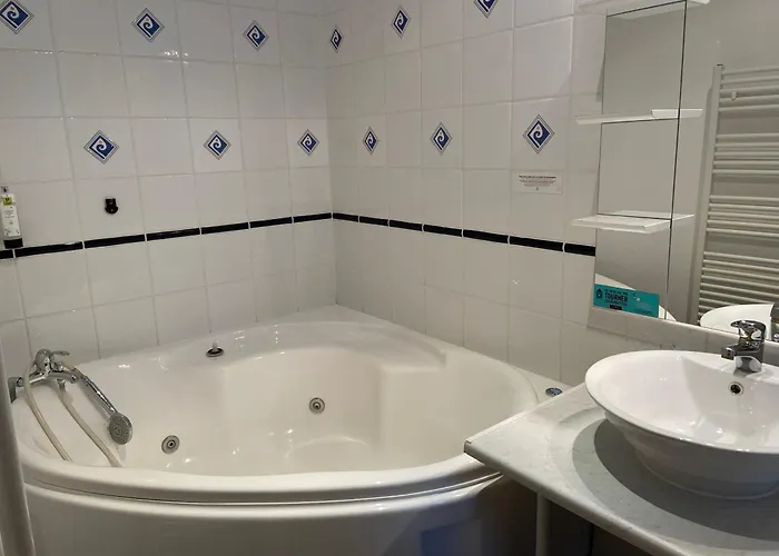 Hotel Logis La Lentillere - Restaurant Cote Parc Lalacelle